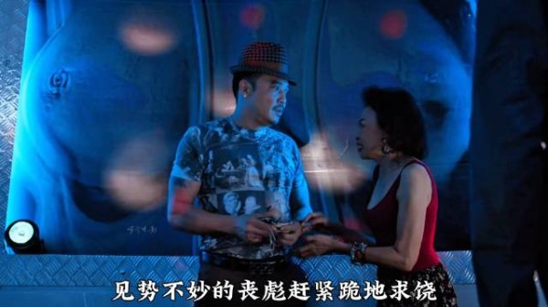 面对一群凶神恶煞的彪形大汉，女孩吓得浑身发抖