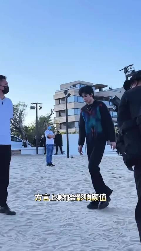 刘耀文哈哈哈哈哈重庆话霸总先给自己绷不住了!万妮达 敖瑞鹏 肖战