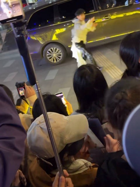 周深音乐缘计划下班 周深听到呼喊走过来和粉丝挥手鞠躬打招呼小王子太可爱了