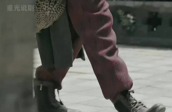 女土匪下山抢东西，结果被男人拐回家当媳妇