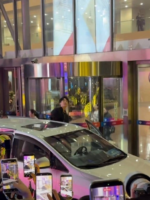 颜人中黄子弘凡录制音乐缘计划下班 站车上挥手太给力了