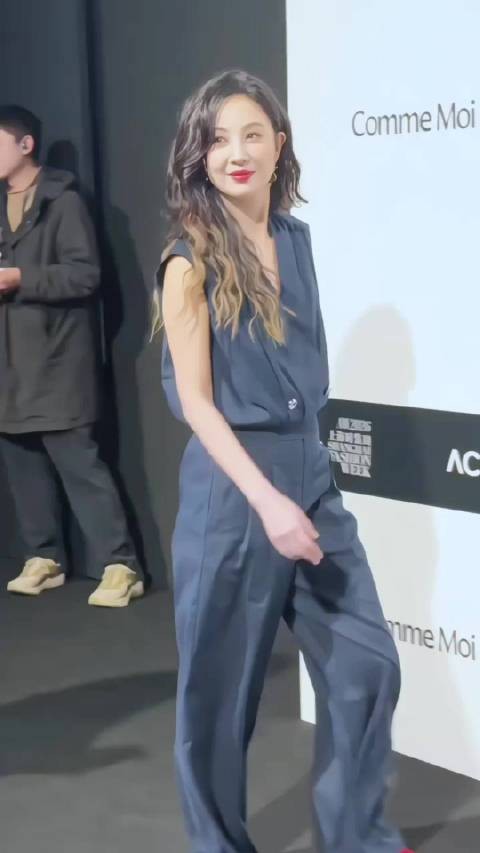 45岁郑希怡晒抱娃照澄清生二胎,实为保姆姐姐孩子