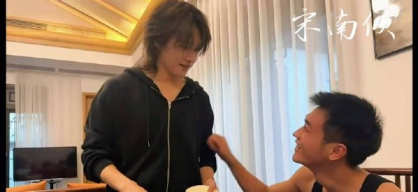 笑啊,你不是爱笑吗!我妈冷脸你怎么不笑了!小爹 @熊艺文Kuma