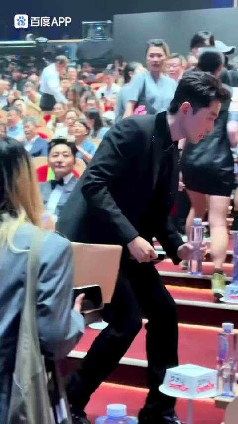 胡歌真的是轻松融入任何圈子的人