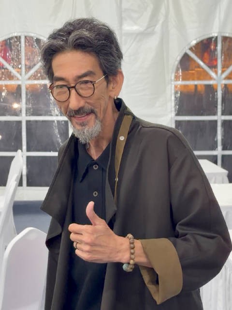 香港演员车保罗活动期间，遇粉丝打卡拍照，排队耐心配合超nice的老爷爷一枚