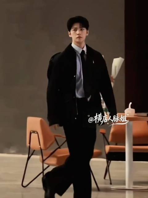 啊啊啊啊啊现偶的神来了,杨洋金丝眼镜许星纯!太帅了!