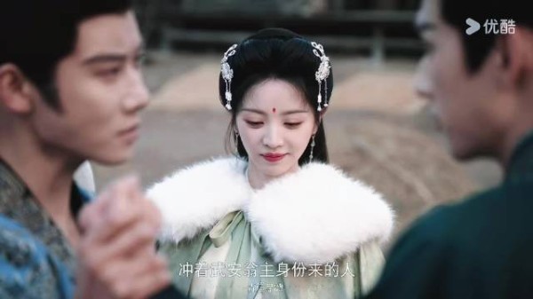 翁主踩韩辽上马赏鞭 韩辽争牵马前夫紧盯