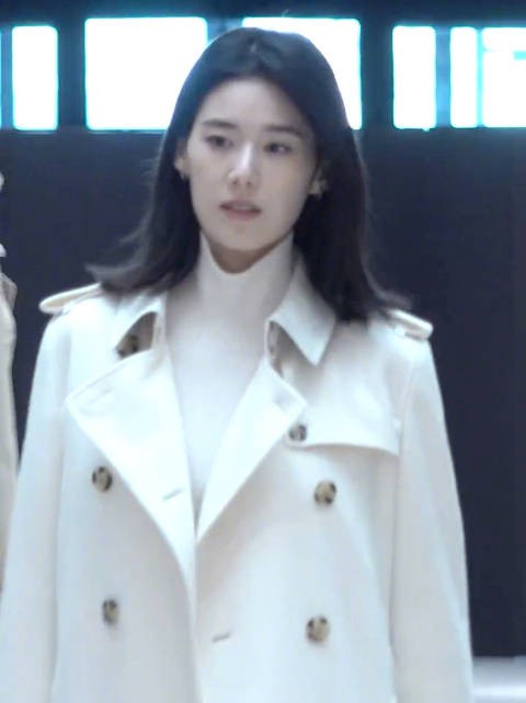郑恩彩现身首尔Burberry活动 白风衣白裙长靴优雅知性