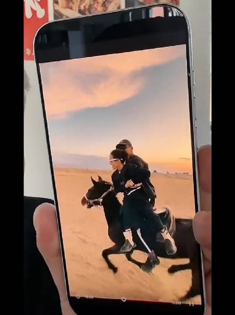 九儿胆子真是太大了，九儿被教练跨在手上骑，一点不带害怕的！