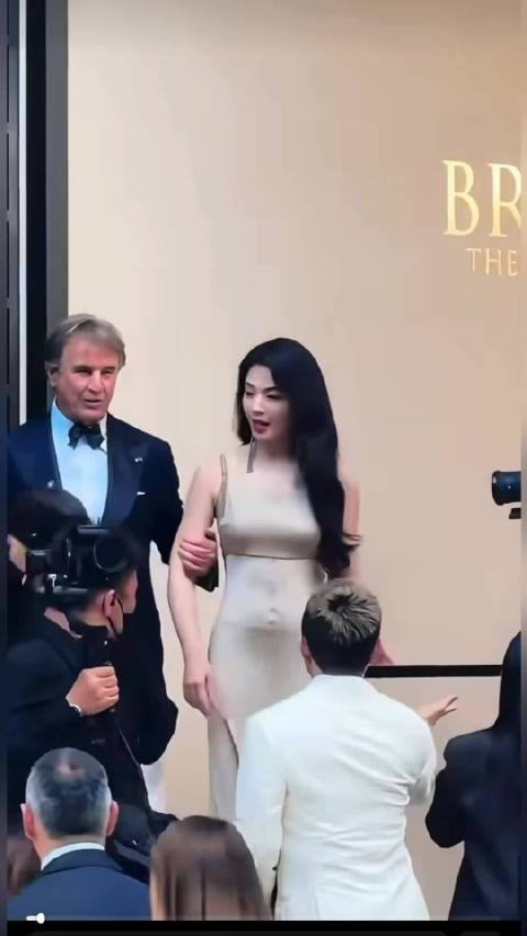 刘涛被合作品牌创始人袭胸,没有立即翻脸,多次被男方肌体接触