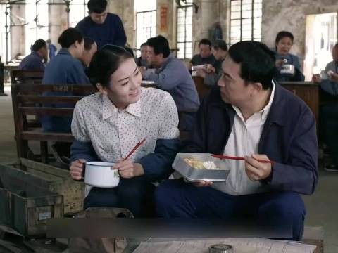 男人遭到被喜欢她的姑娘赖上，没想到母亲见到姑娘当天就让他们结了婚