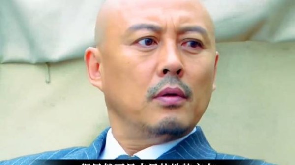 卧底走出鬼子宪兵队就要去打探情报，不料下一秒却发现去的方向不对