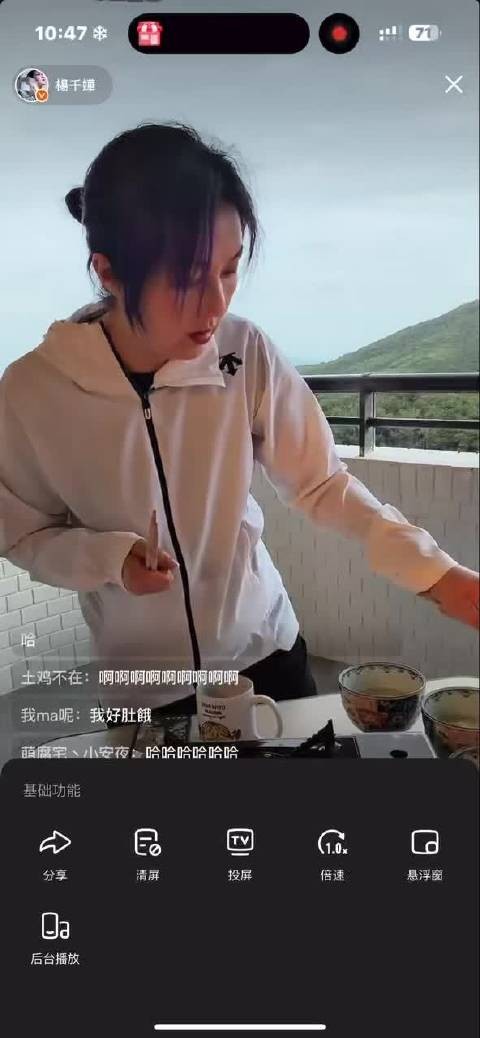 日出当背景，微风作伴奏，《多久没有谈天光》的首唱现场，氛围感直接封神