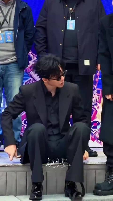 不懂就问,刘宇宁蒋龙张弛你们仨干啥呢,这里不让跳三人转哈哈哈哈哈