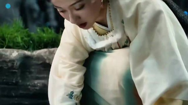 女孩正在河边装水，一只妖兽竟来到面前求救