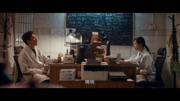 从病人说没身份证时的眼神躲闪，到老黄送来照片后的真相大白陈俊南你这班上的