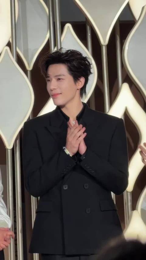 王安宇：我是一个萌萌的鼓掌机器人