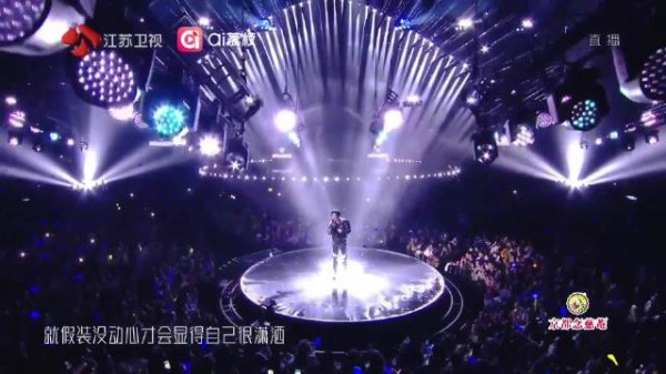 “汹涌而来/才让人毫无办法/勇敢地产生感情/却不敢对话”