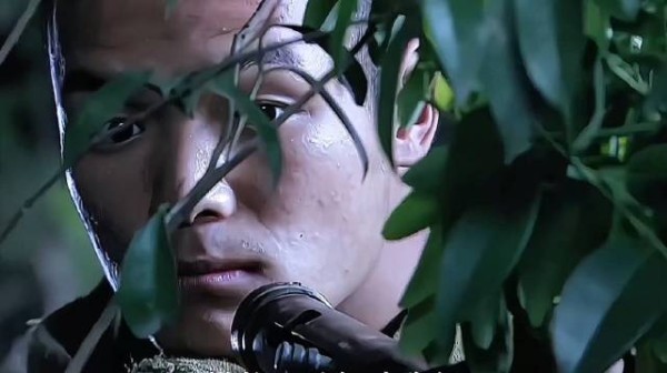 小伙只是随意扔了一块石头，没想到暗处埋伏的鬼子全部暴露了