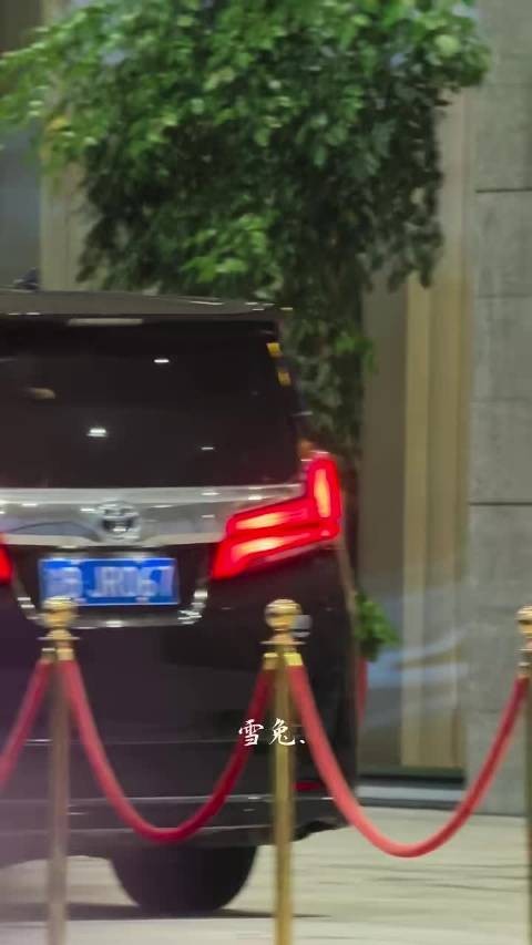 同框比心，在超哥身边baby永远是baby