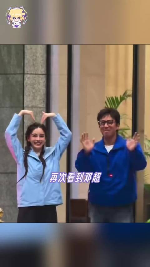 杨颖邓超同框活动 粉衣马尾接粉丝礼物状态如常