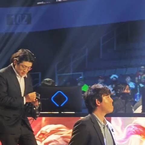 第二把bp结束时候教练组走下台 表情有点严肃，第三局加油呀大勇Helper！