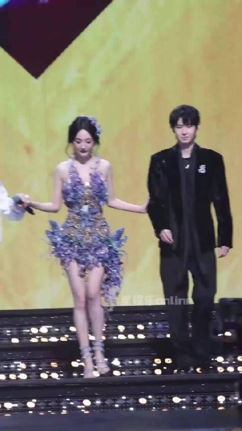 杨幂颈间花朵与短裙组合 优雅美丽令人陶醉!