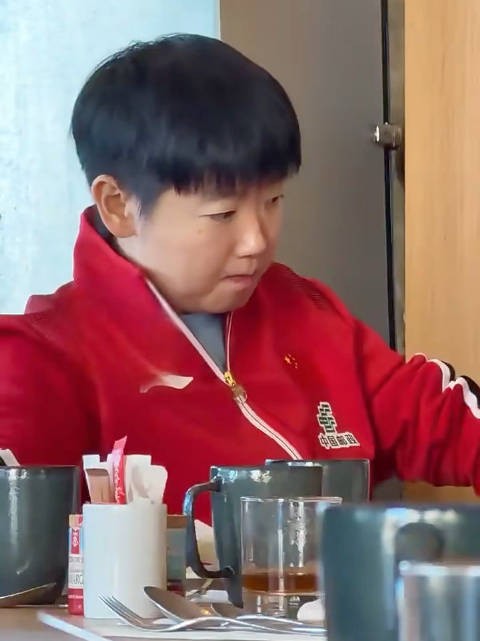 孙颖莎偶遇周启豪问训练热身笑声嘎嘣脆