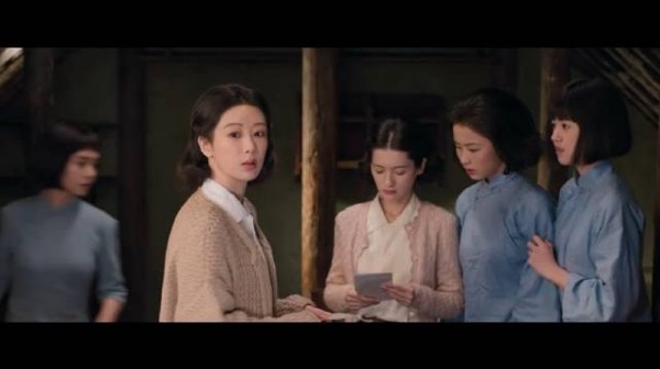 一叶扁舟，从困顿中启程，在风浪里求生，浮世浮沉，自成风骨， 杨紫