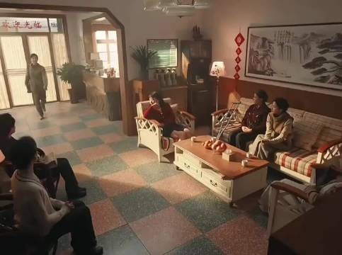 老人伤筋动骨召集女儿开会，二姐挑明谁住房子谁带妈
