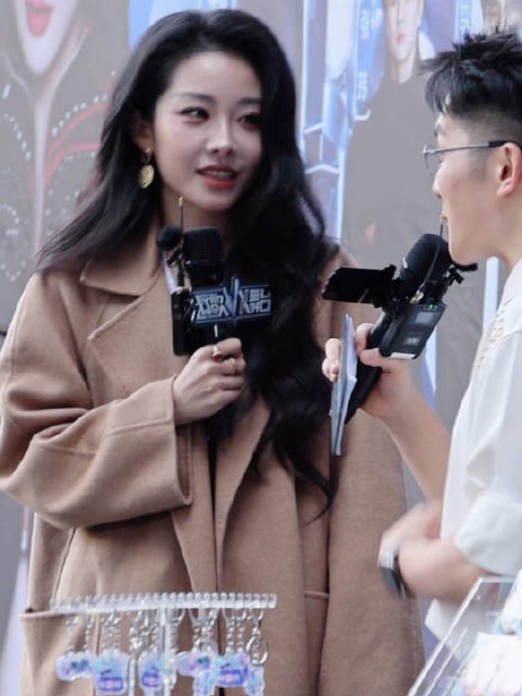 喻言打歌2026上班采访 粉丝撕心裂肺应援